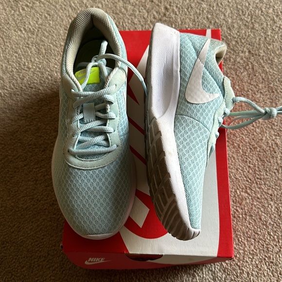 Women’s Nike Tanjun Sneakers. Can be worn casual or during workouts. - Picture 4 of 9